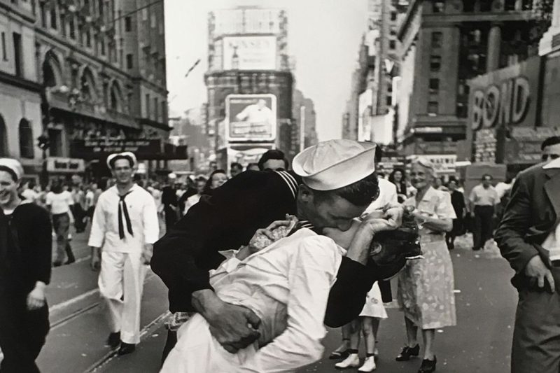 alfred eisenstaedt - foto di infermiera e marinaio che si baciano a times square, 1945