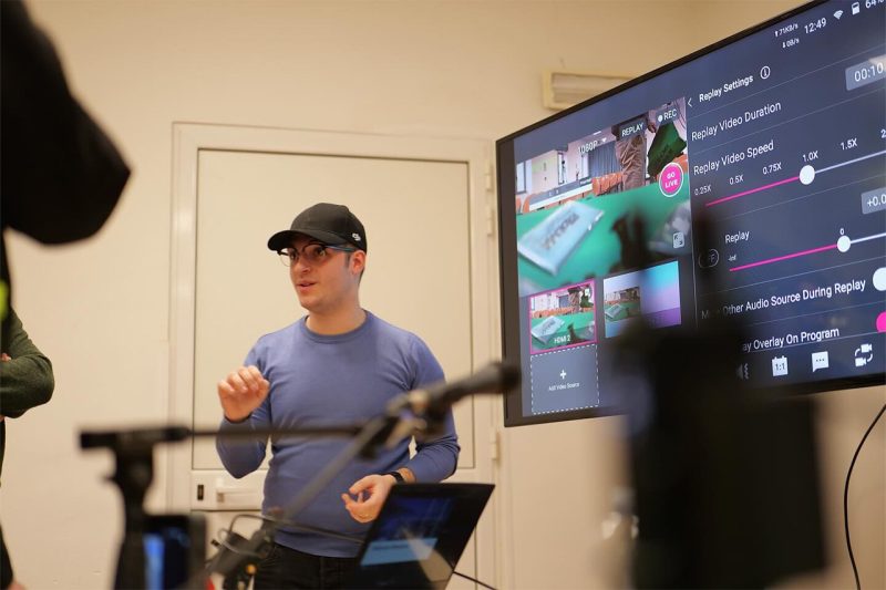 Alessio-marrazzo-workshop-fotoema-yololiv Alessio Marrazzo di Foto Ema durante un workshop sui proditti Yololiv