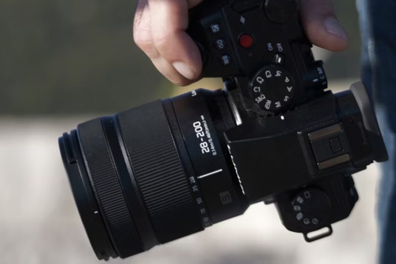 LUMIX S 28-200 mm F4-7.1 MACRO O.I.S. montato su camera Panasonic Lumix