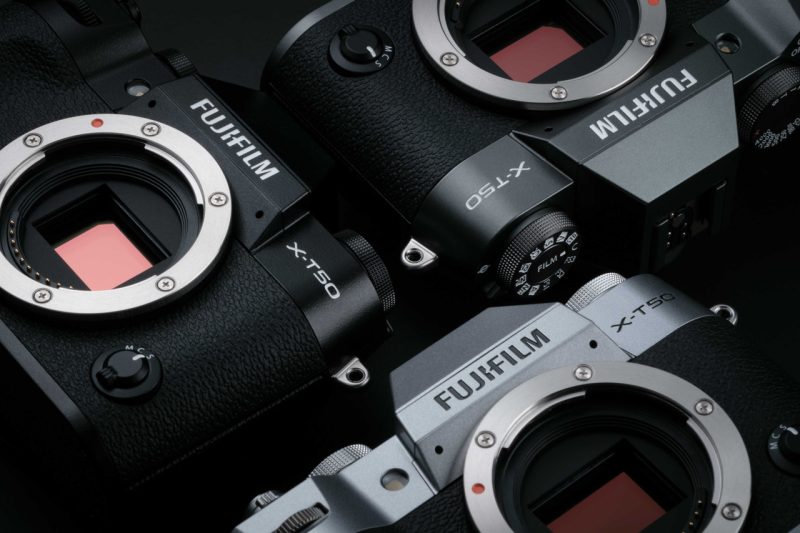Fujifilm X-T50 body nelle tre differenti colorazioni (silver, charcoal silver e black)