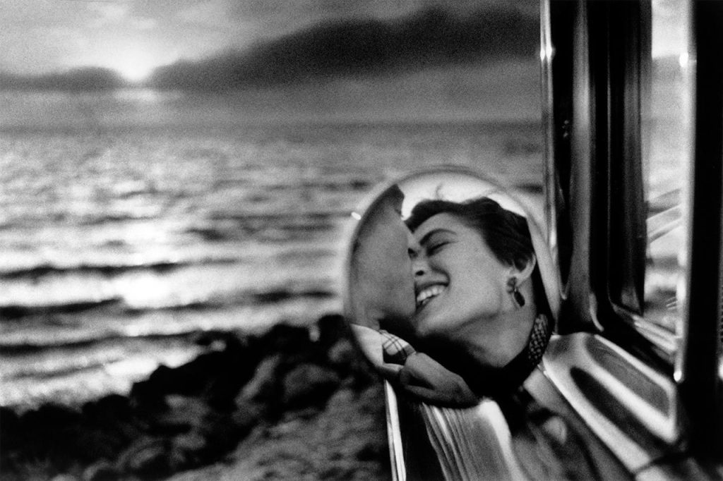 Foto scattata da Elliott Erwitt. Ragazzi che si baciano.