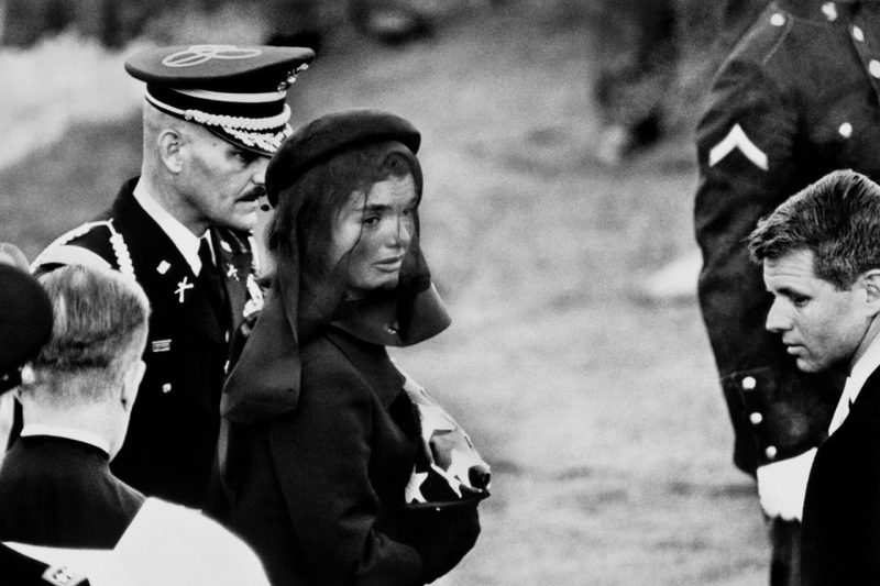 Jaqueline Kennedy al funerale del marito. Foto scattata da Elliott Erwitt.