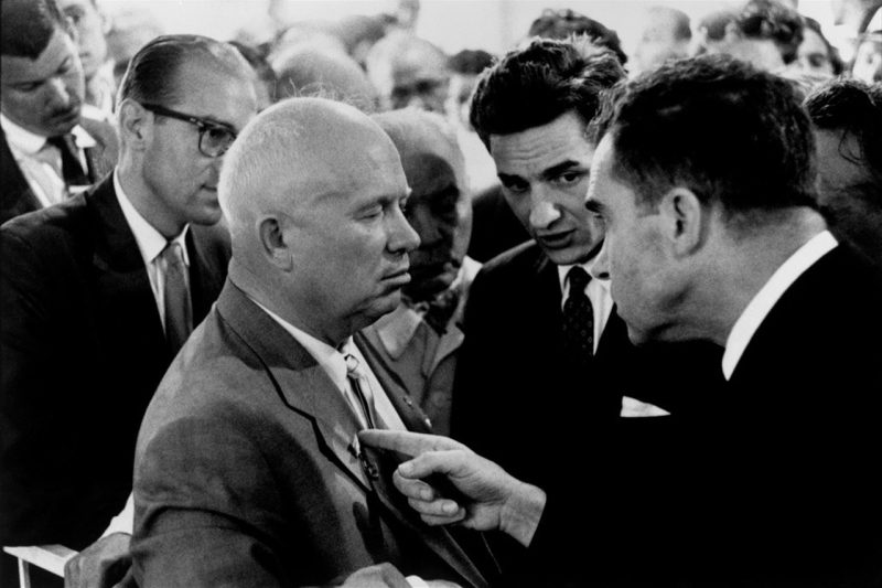 Nixon punta il dito sul petto di Nikita Kruscev. Foto di Elliott Erwitt.