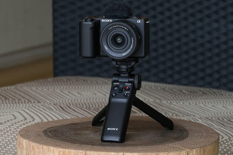 Sony ZV-E10 II KIT con ottica PZ 16-50mm in uso