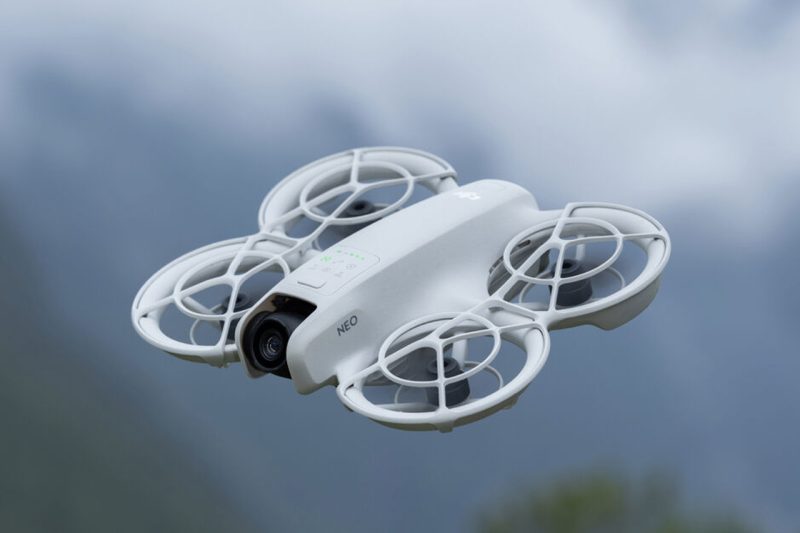 DJI Neo in volo