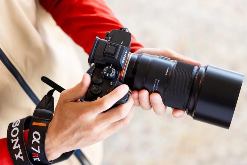 90mm f/2.8 Di III VXD Macro montato su camera Sony