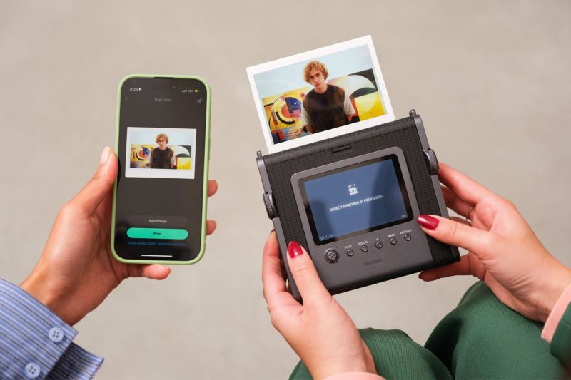 Fujifilm Instax Wide Evo durante un utilizzo