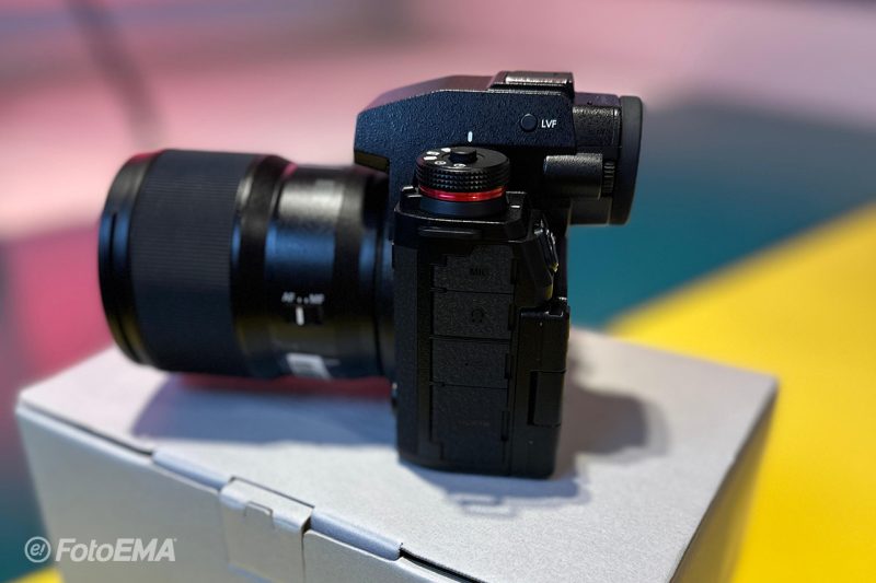 Panasonic S1R II: laterale, ingressi