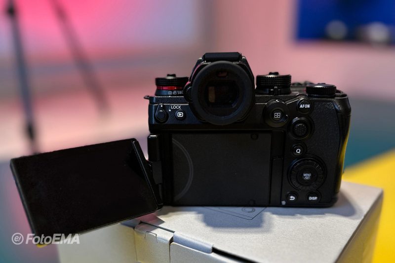 Panasonic S1R II: lcd