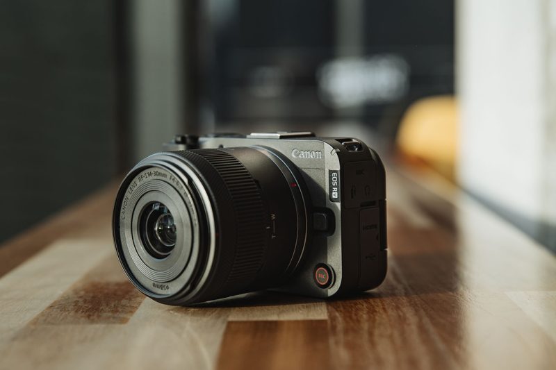 Canon EOS R50 V: la nuova mirrorless per content creators