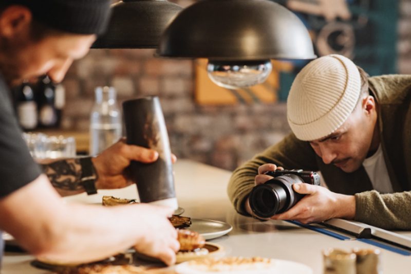 Canon EOS R50V durante uno shooting 