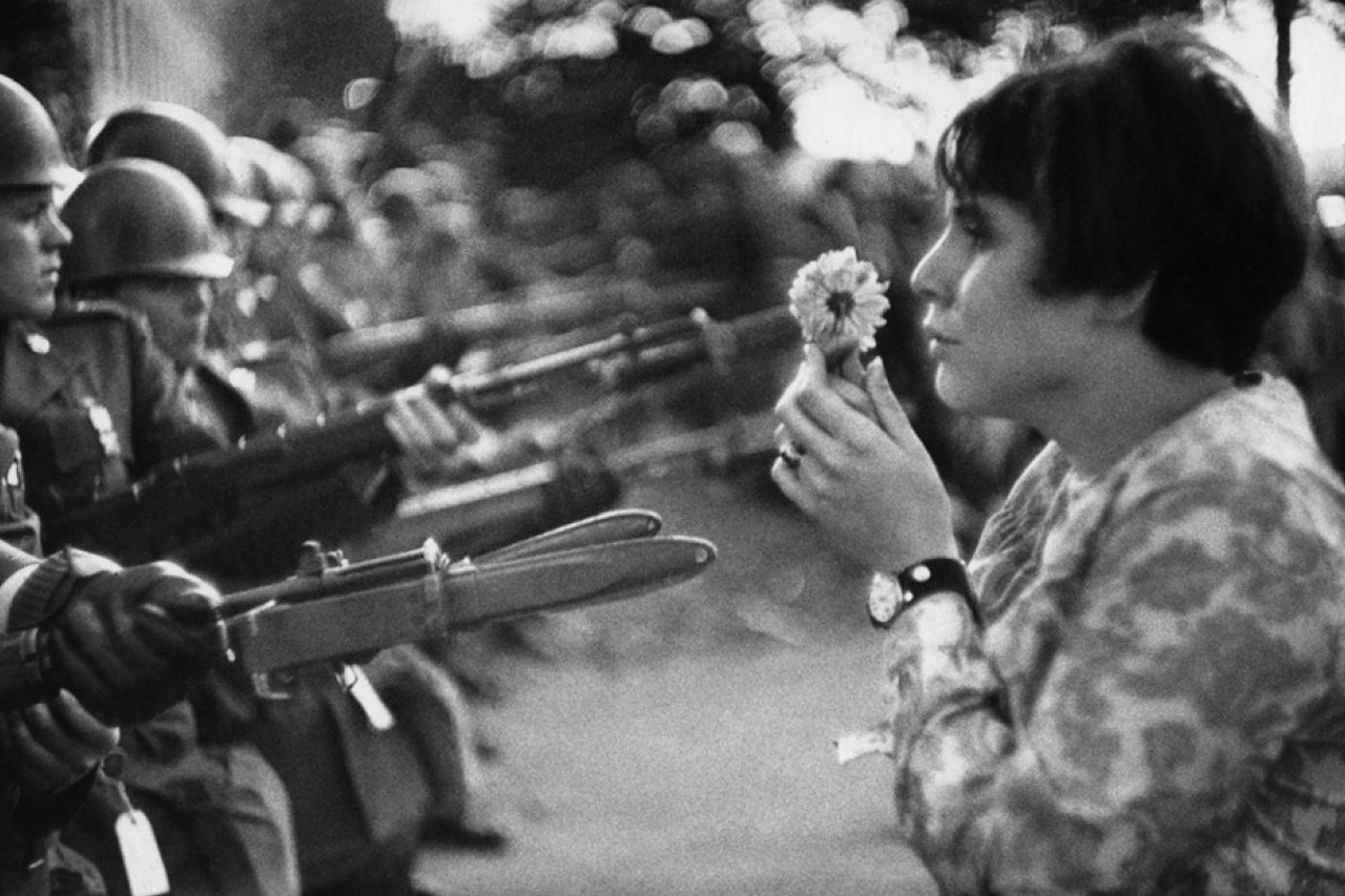 La jeune fille a le fleur - Marc Riboud