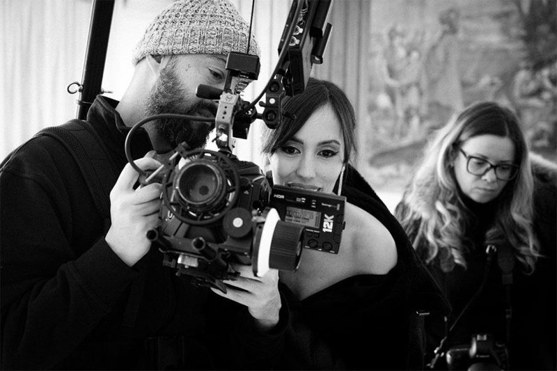 Samuele Apperti durante un videoclip musicale