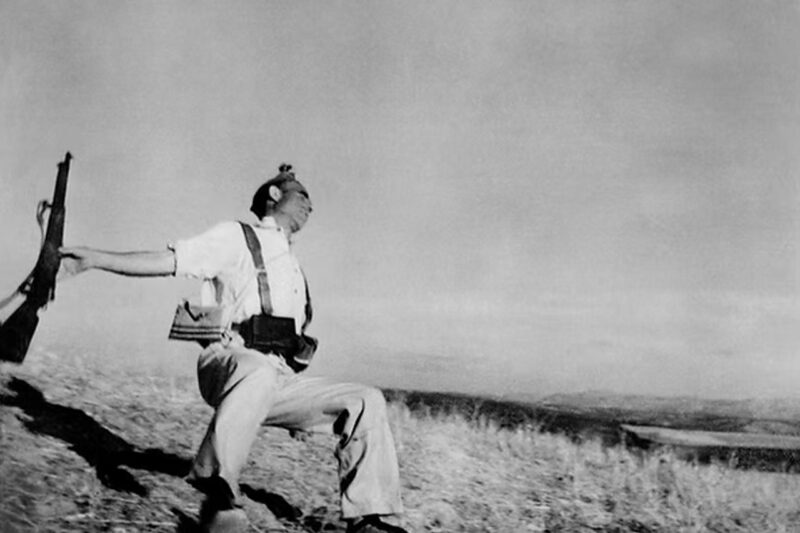 Robert Capa: the falling soldier