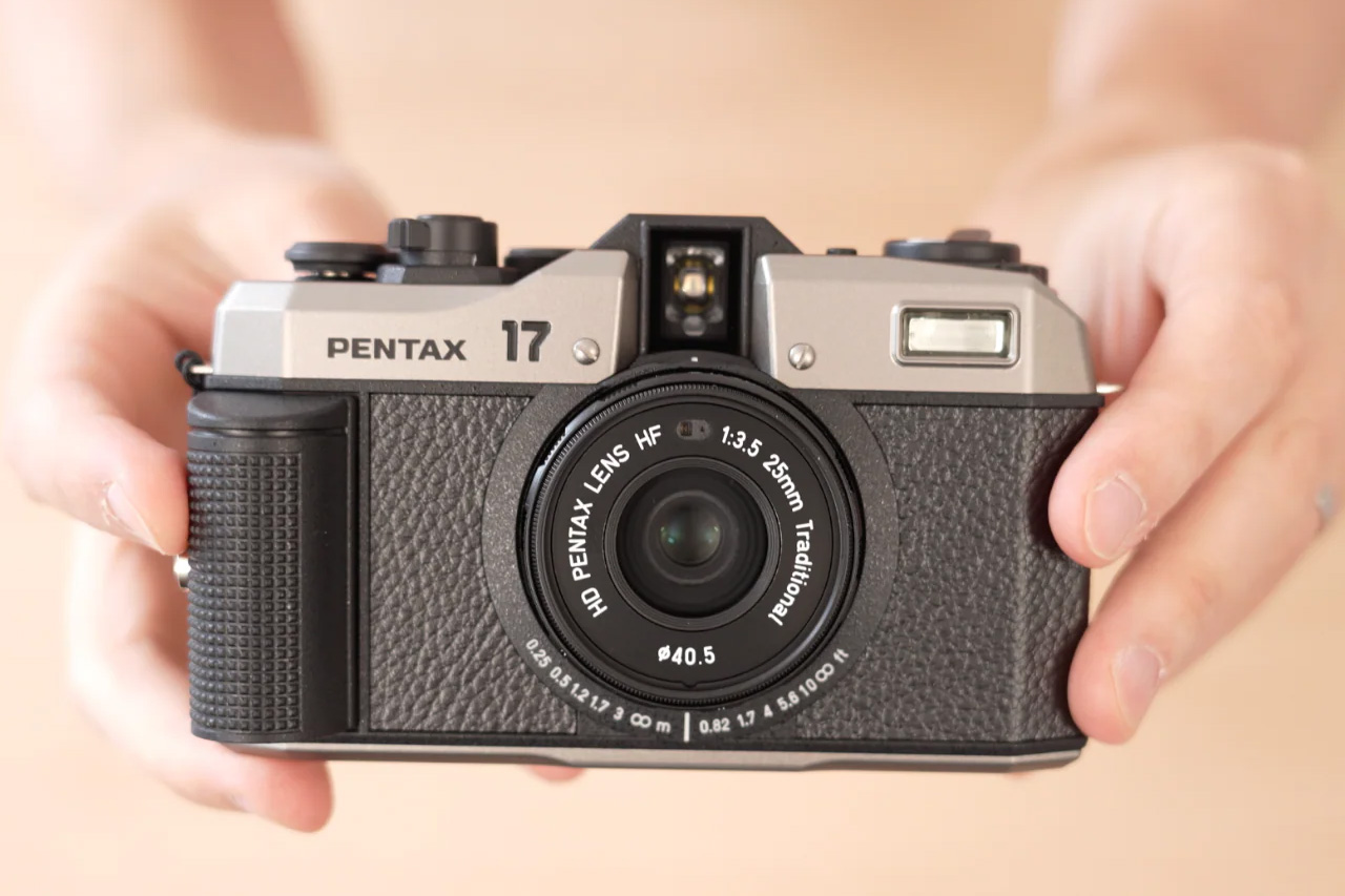 Pentax 17 camera a pellicola lifestyle