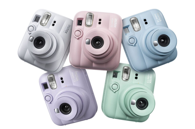 Fujifilm Instax Mini 13 varie colorazioni: Dreamy Purple, Frost Blue, candy pink, lagoon green