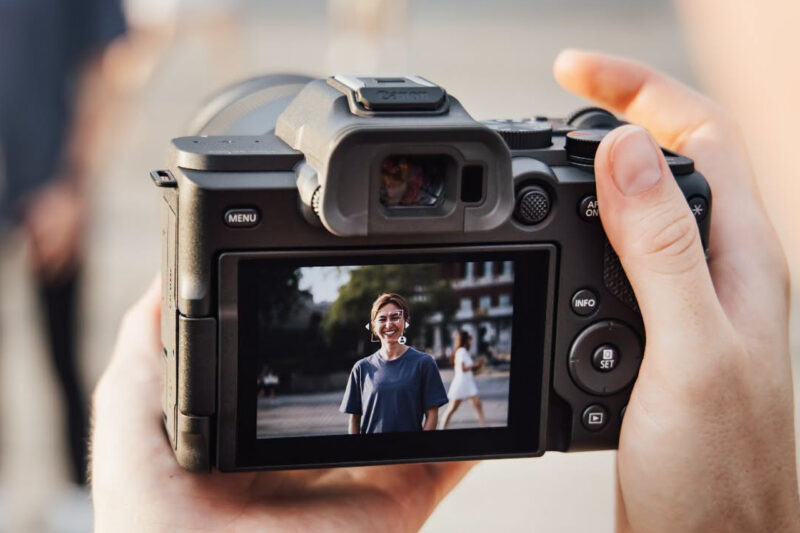 Canon EOS R8 Mark II: display