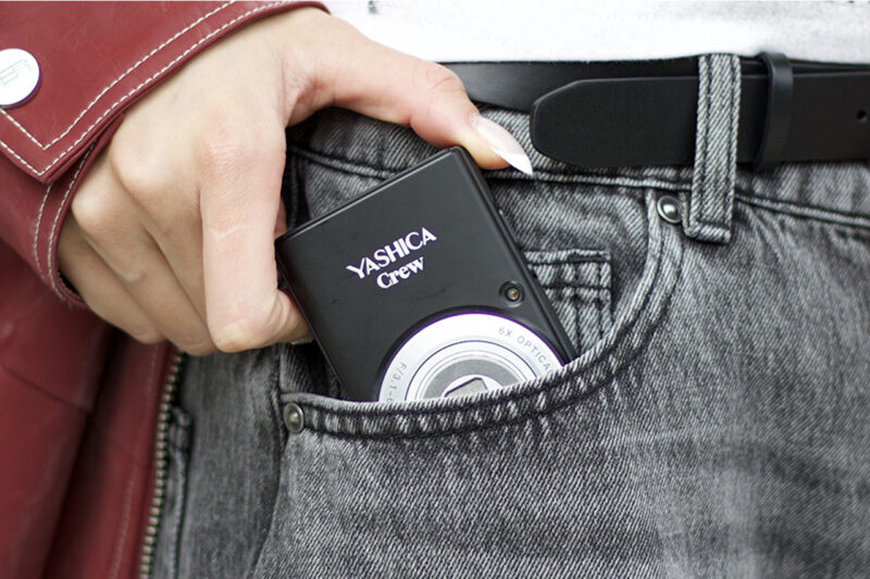 Yashica Crew, black e silver compatta